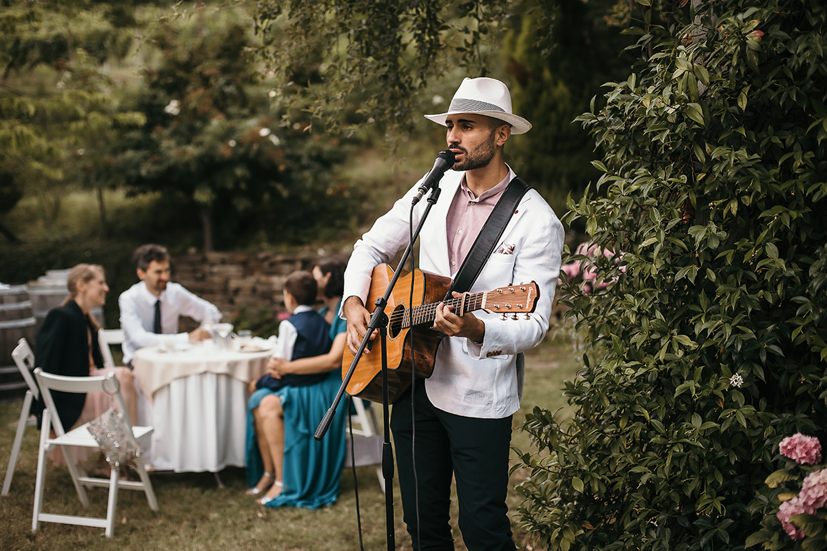 Matrimonio a Villa Delfini di Morsasco (AL) nel Monferrato. Aperitivo. Musicista che suona la chitarra e canta.