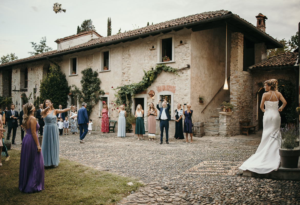 Matrimonio a Villa Delfini di Morsasco (AL) nel Monferrato. lancio del bouquet