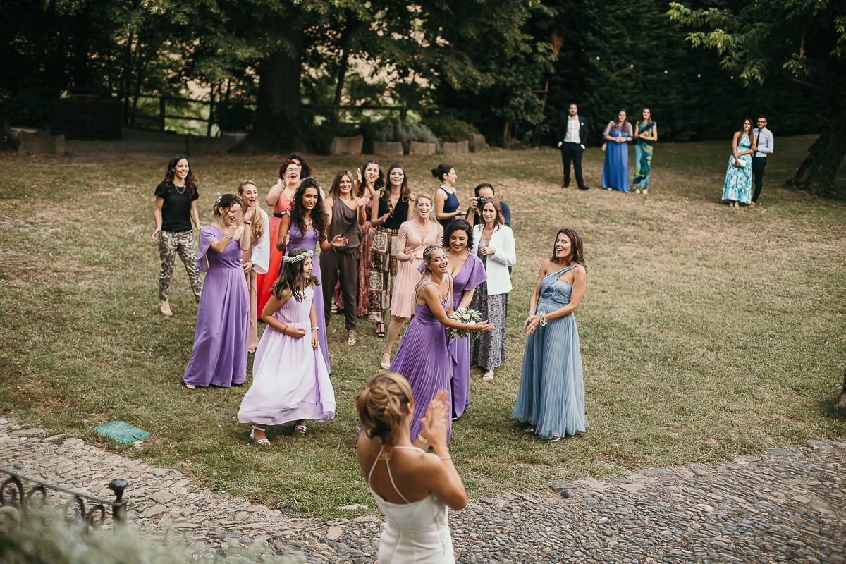 Matrimonio a Villa Delfini di Morsasco (AL) nel Monferrato. lancio del bouquet