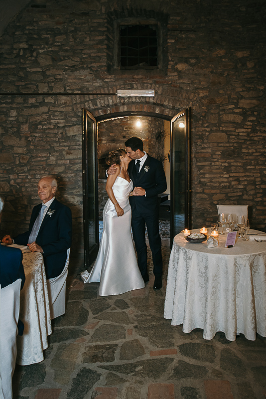Matrimonio a Villa Delfini di Morsasco (AL) nel Monferrato. Cena. Entrata degli sposi in sala.