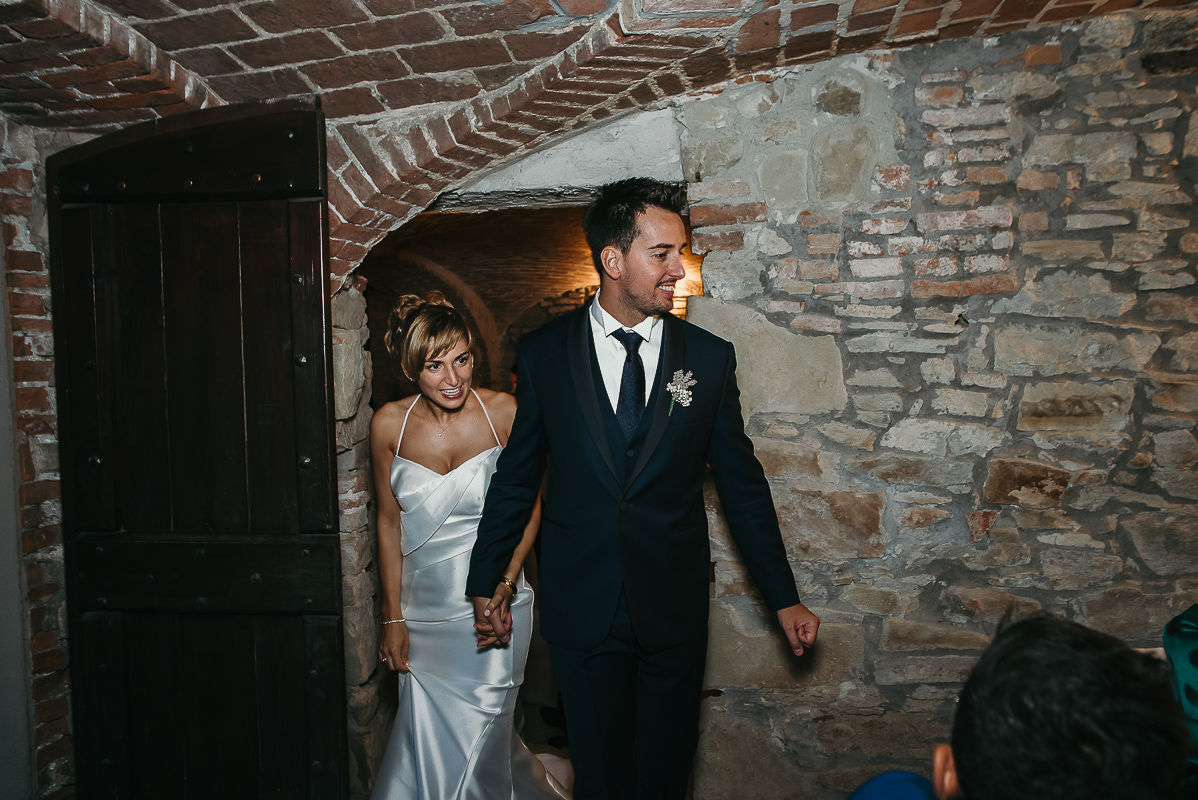 Matrimonio a Villa Delfini di Morsasco (AL) nel Monferrato. Cena. Entrata degli sposi in sala.