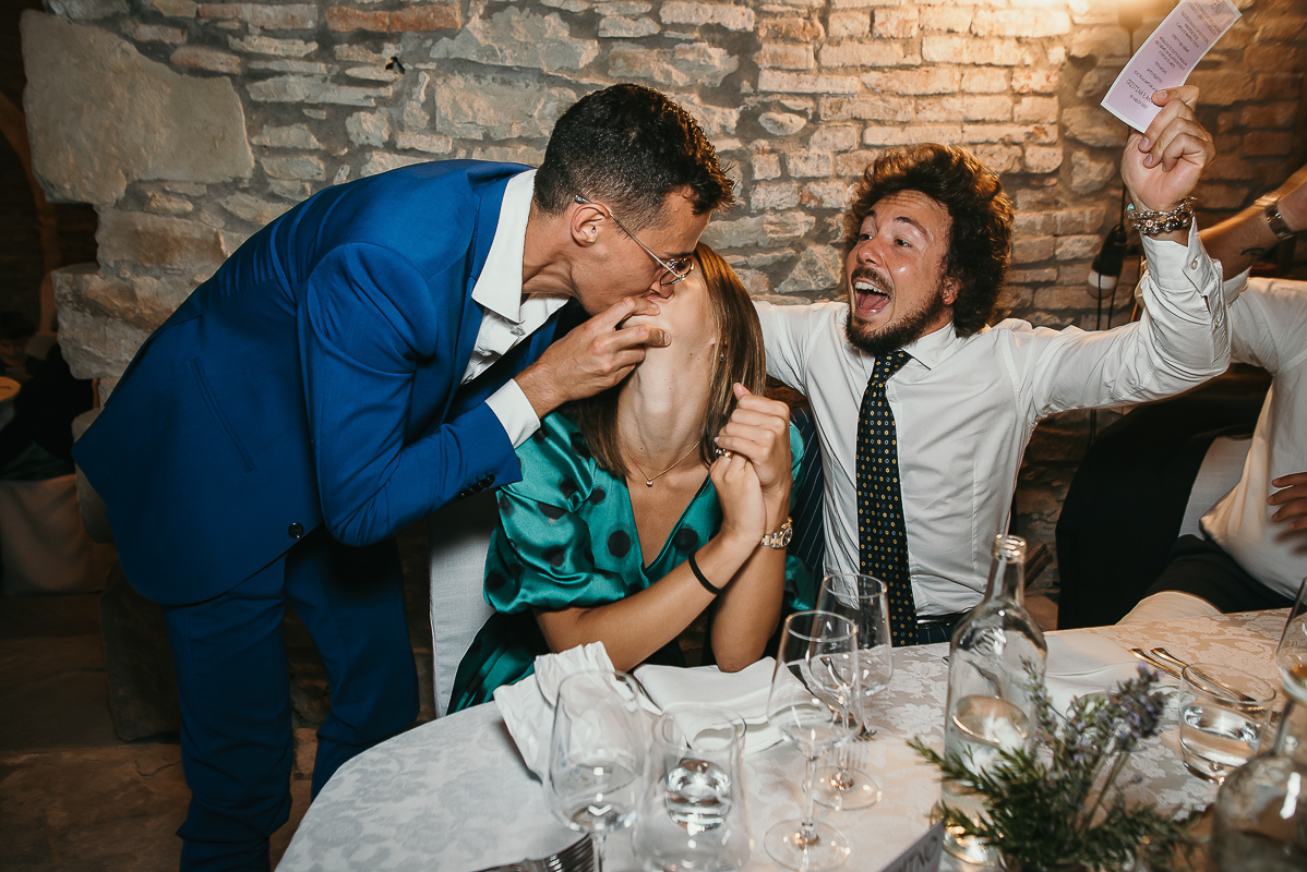 Matrimonio a Villa Delfini di Morsasco (AL) nel Monferrato. Cena. Invitati che si baciano.