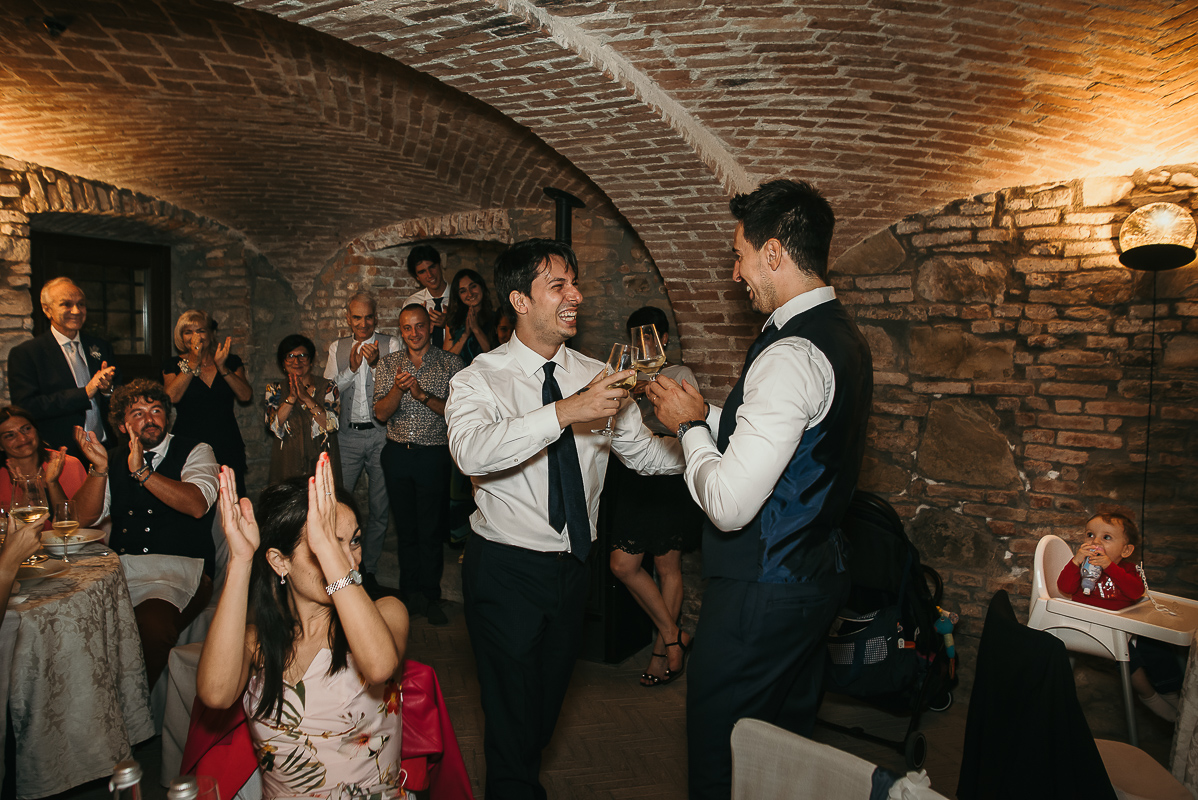 Matrimonio a Villa Delfini di Morsasco (AL) nel Monferrato. Cena. sposo con il fratello.