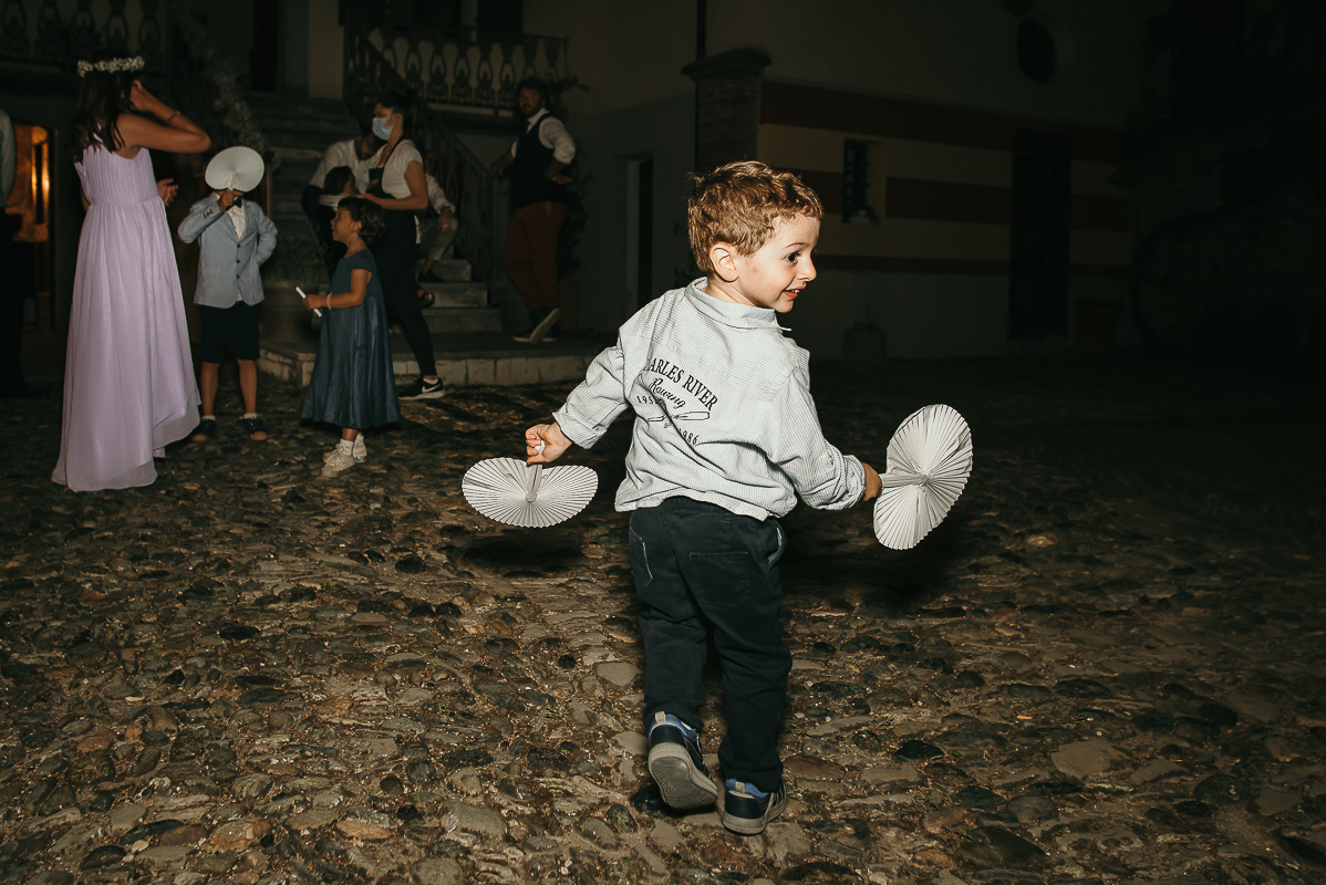 Matrimonio a Villa Delfini di Morsasco (AL) nel Monferrato.Ricevimento. Festa. bambini che giocano.