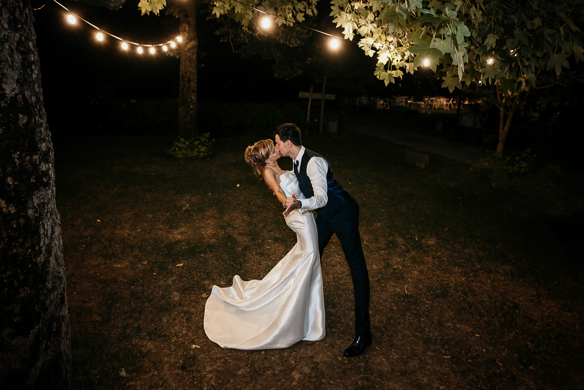 Matrimonio a Villa Delfini di Morsasco (AL) nel Monferrato.Ricevimento. Festa. bacio degli sposi.