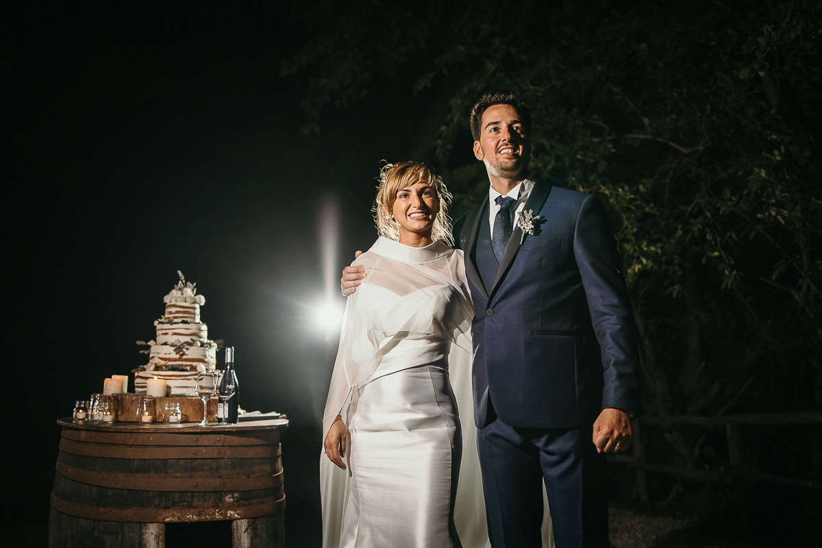 Matrimonio a Villa Delfini di Morsasco (AL) nel Monferrato.Ricevimento. Festa. Taglio della torta. Ritratto degli sposi vicino alla torta.