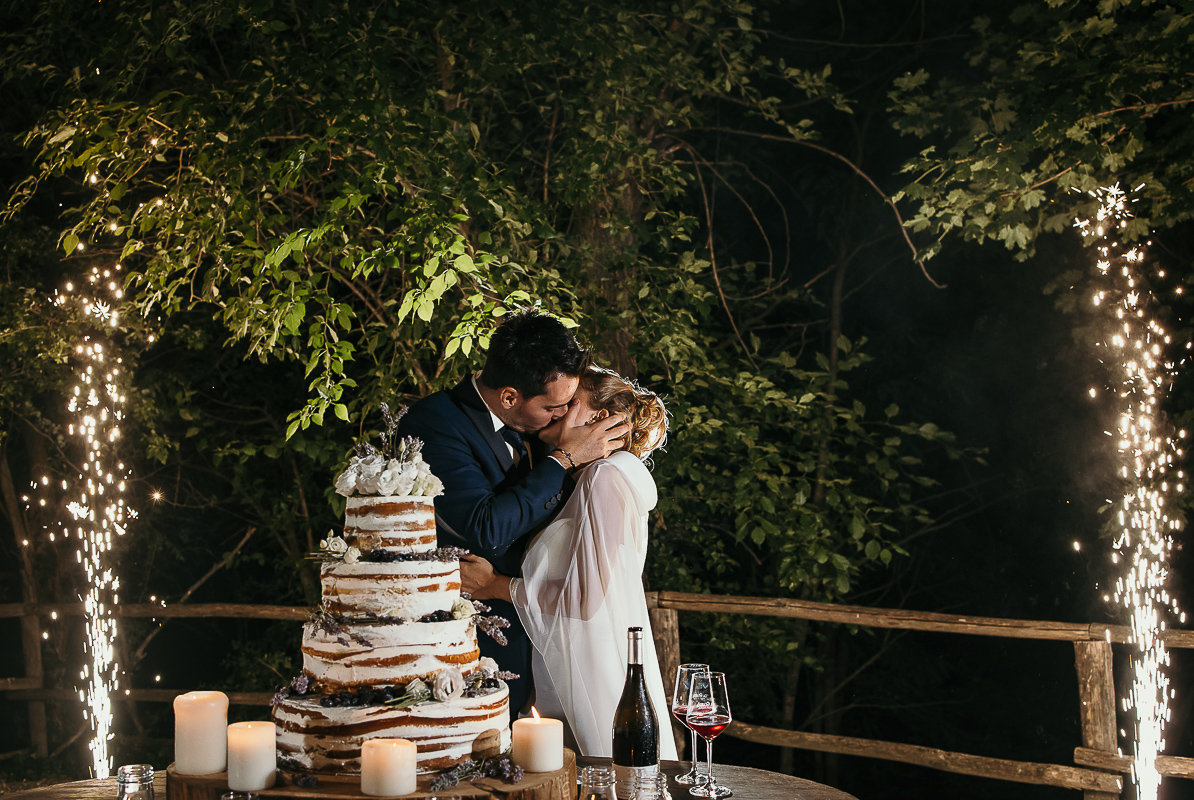 Matrimonio a Villa Delfini di Morsasco (AL) nel Monferrato.Ricevimento. Festa. Taglio della torta. bacio.