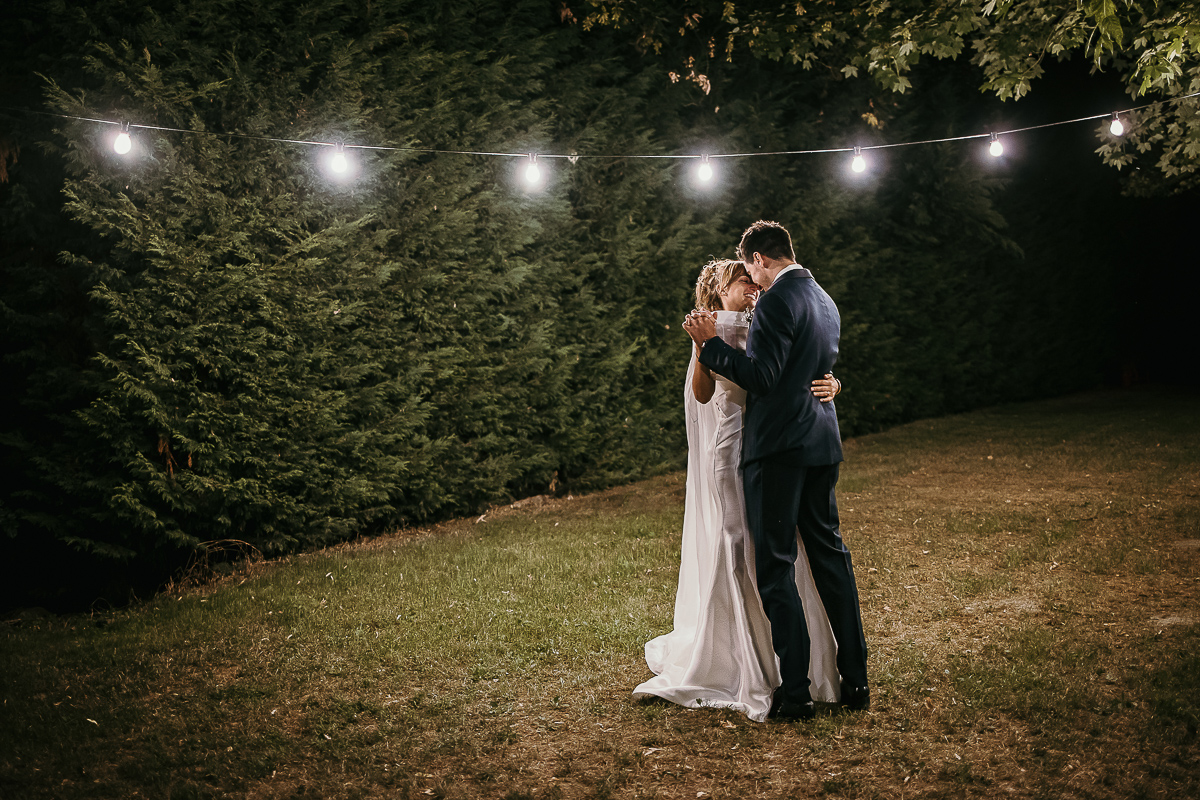 Matrimonio a Villa Delfini di Morsasco (AL) nel Monferrato.Ricevimento. Festa. Balli. Ballo degli sposi.