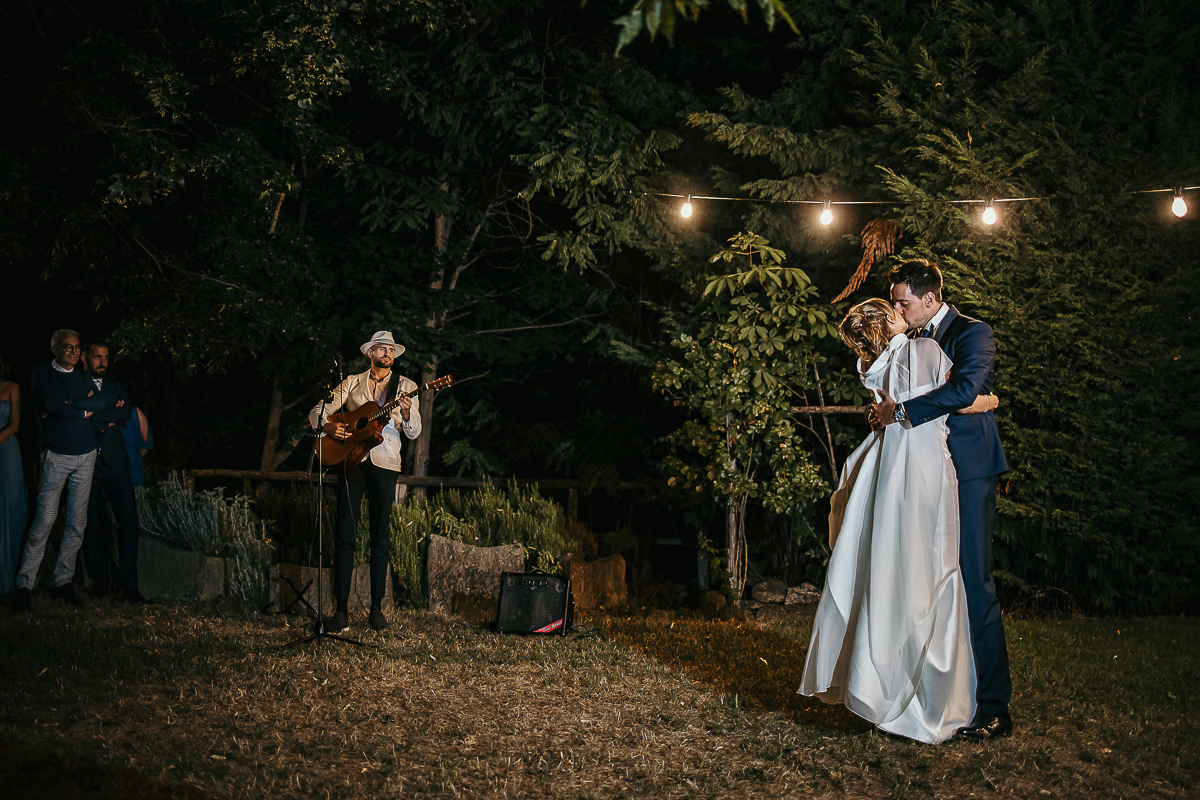 Matrimonio a Villa Delfini di Morsasco (AL) nel Monferrato.Ricevimento. Festa. Balli. ballo degli sposi con il musicista che suona la chitarra e canta.