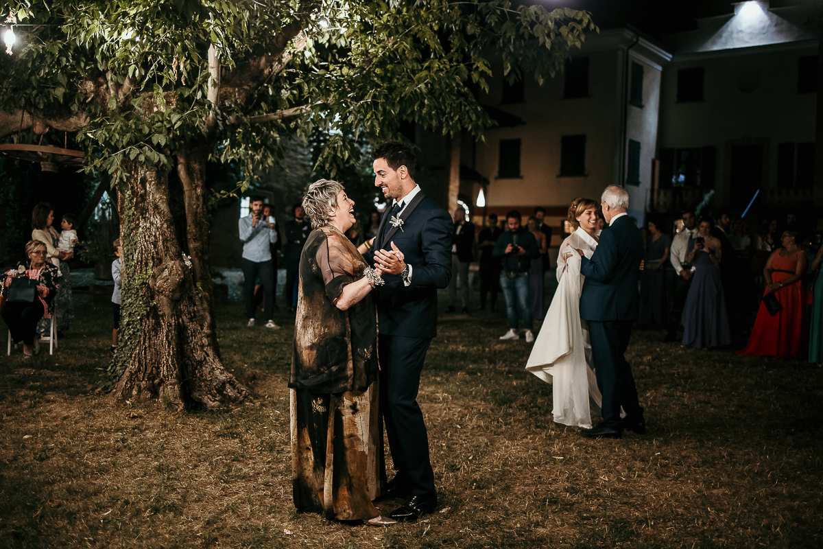 Matrimonio a Villa Delfini di Morsasco (AL) nel Monferrato.Ricevimento. Festa. Balli. Sposo balla con la mamma. Sposa balla con il padre.