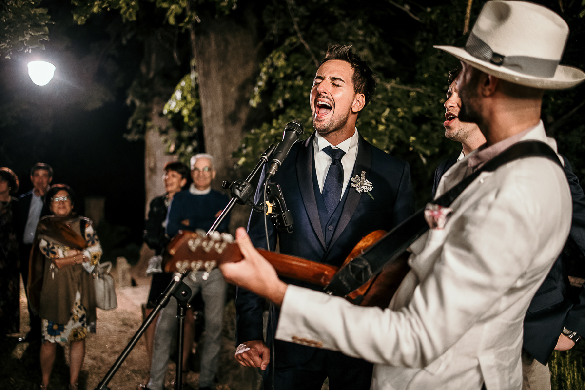 Matrimonio a Villa Delfini di Morsasco (AL) nel Monferrato.Ricevimento. Festa. Sposo che canta accompagnato dal musicista.