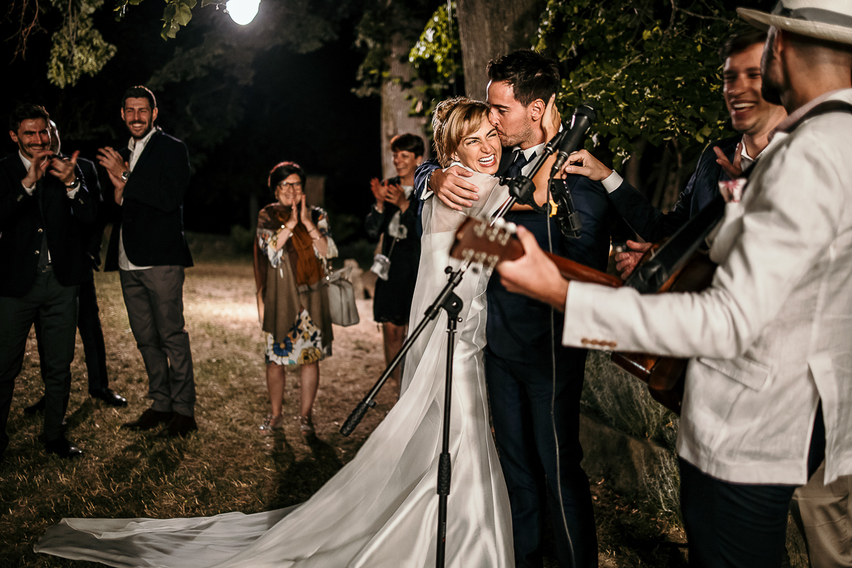 Matrimonio a Villa Delfini di Morsasco (AL) nel Monferrato.Ricevimento. Festa. sposi che si abbracciano.