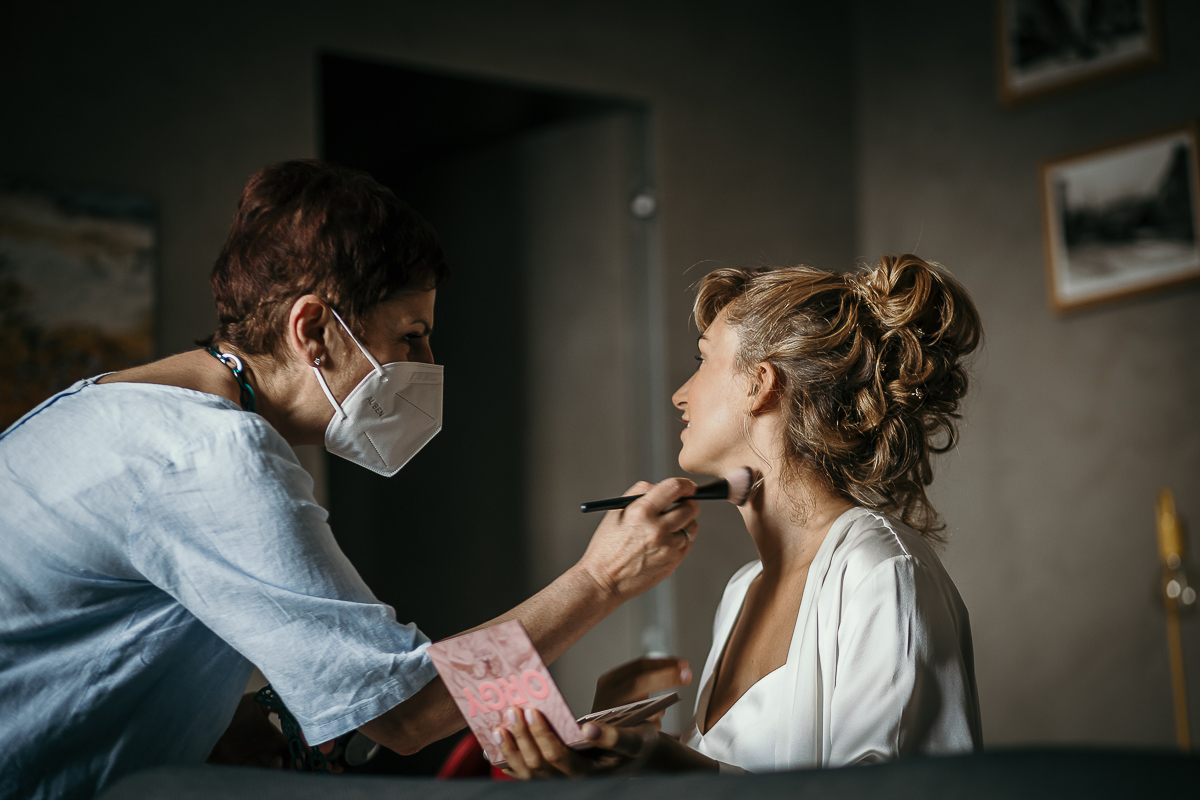 Matrimonio a Torino in un palazzo storico di Piazza Statuto. Preparazione della sposa. Make-up