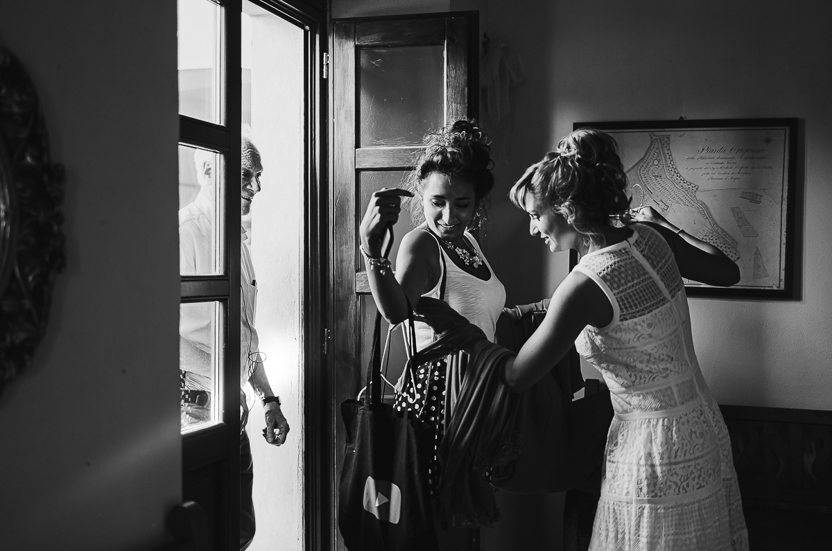 Matrimonio a Villa Delfini di Morsasco (AL) nel Monferrato. Preparazione dell a sposa. Sposa accoglie la damigella d'onore.