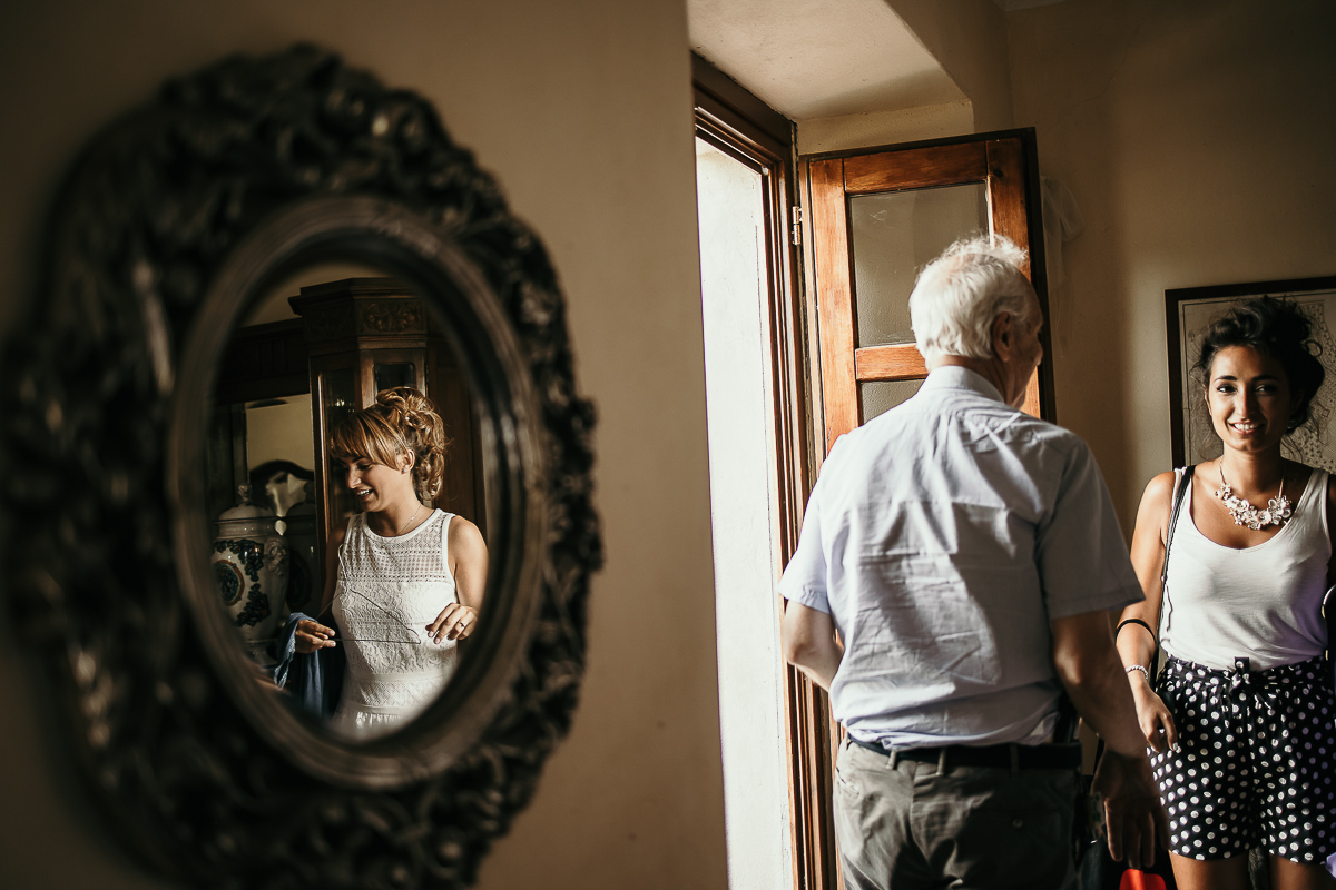 Matrimonio a Villa Delfini di Morsasco (AL) nel Monferrato. Preparazione dell a sposa. damigella donore e sposa riflessa nello specchio.
