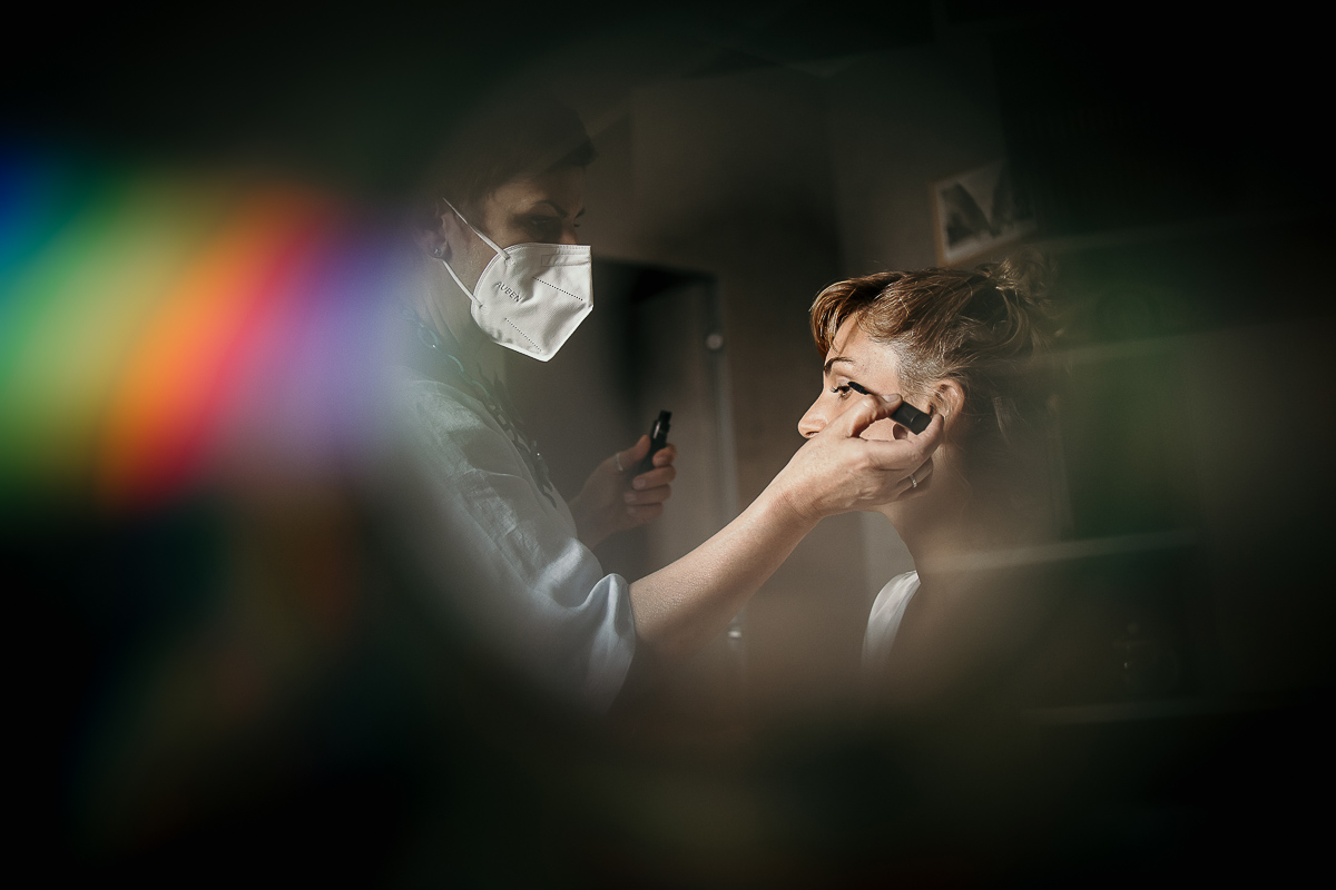 Matrimonio a Torino in un palazzo storico di Piazza Statuto. Preparazione della sposa. Make-up