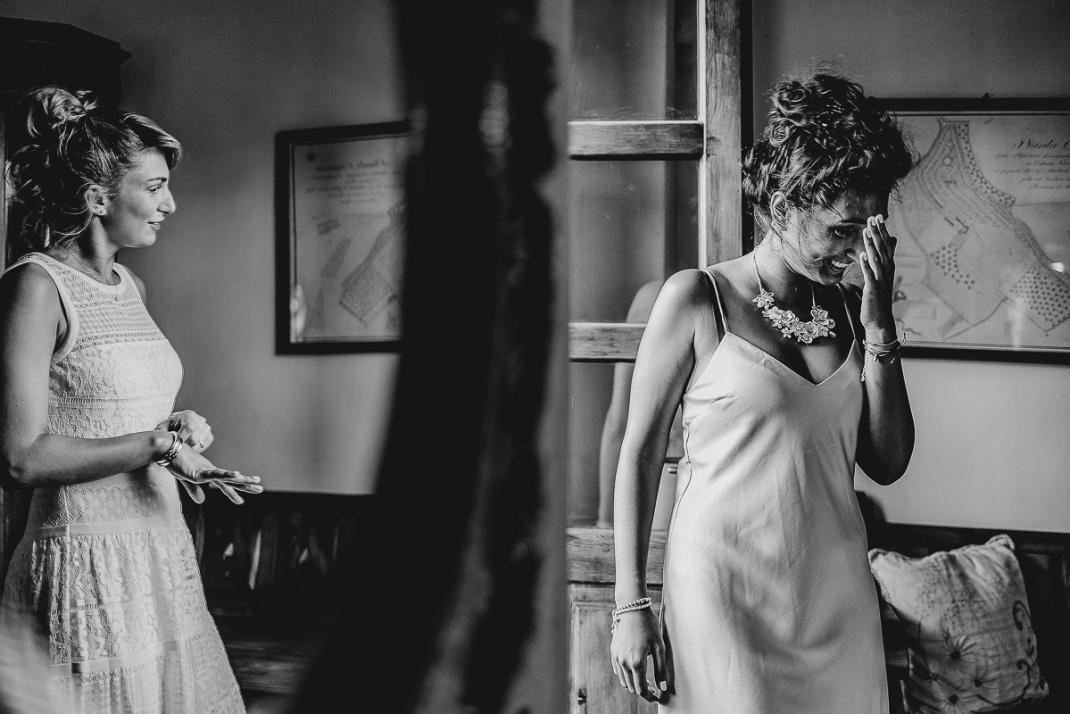 Matrimonio a Villa Delfini di Morsasco (AL) nel Monferrato. Preparazione dell a sposa. Damigella d'onore e sposa.
