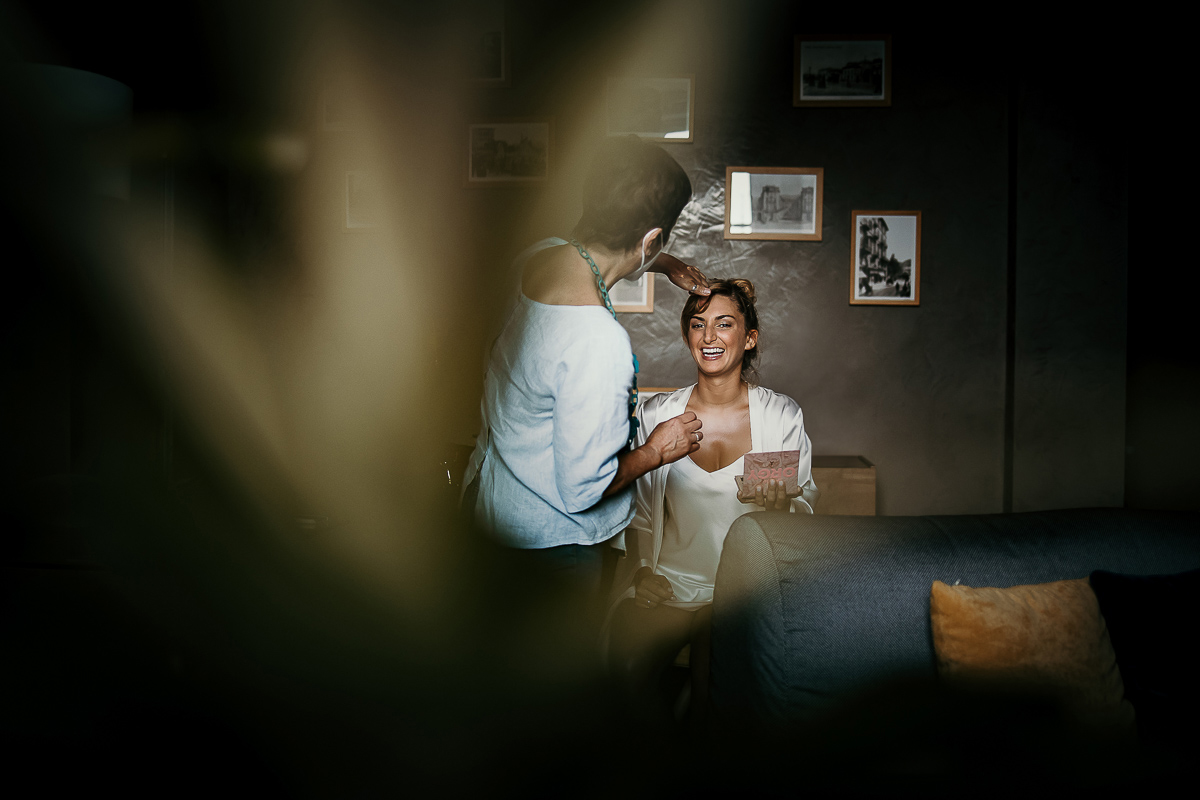 Matrimonio a Torino in un palazzo storico di Piazza Statuto. Preparazione della sposa. Make-up