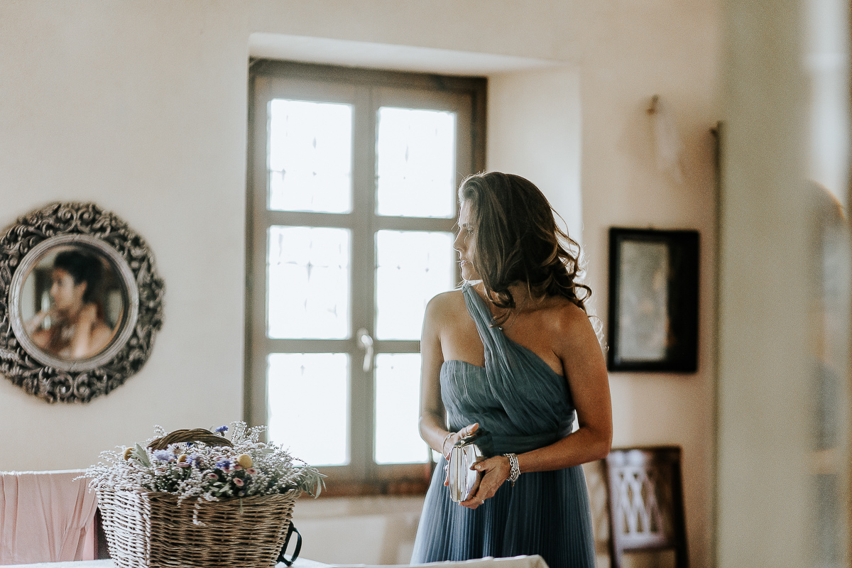 Matrimonio a Villa Delfini di Morsasco (AL) nel Monferrato. Preparazione dell a sposa. Testimone