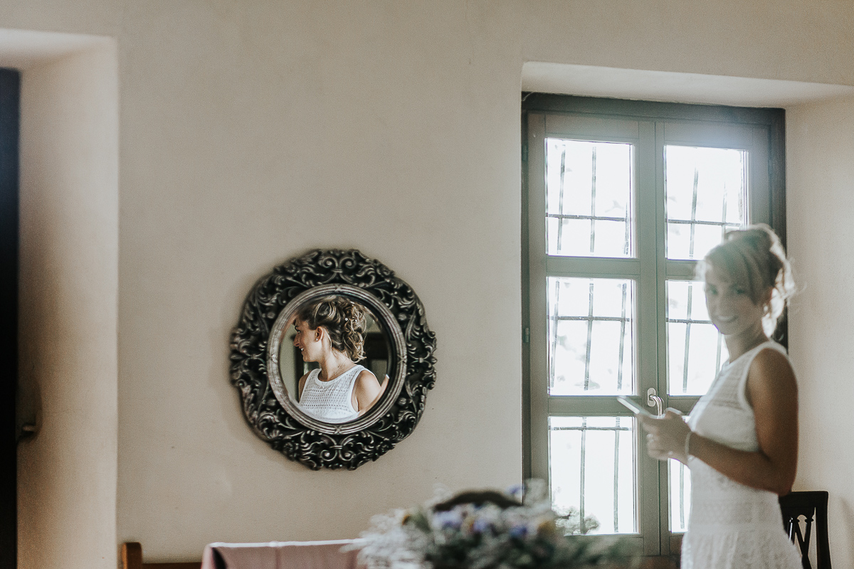 Matrimonio a Villa Delfini di Morsasco (AL) nel Monferrato. Preparazione dell a sposa.Sposa riflessa nello specchio.