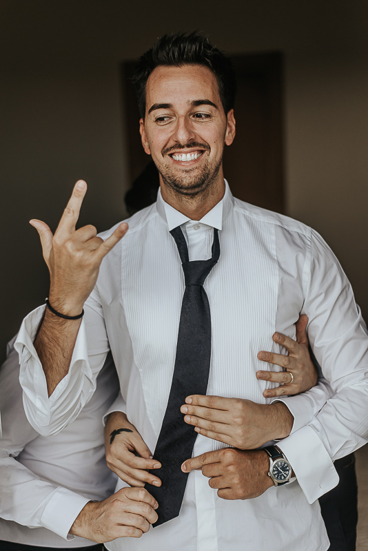 Matrimonio a Villa Delfini di Morsasco (AL) nel Monferrato. Preparazione dello sposo.