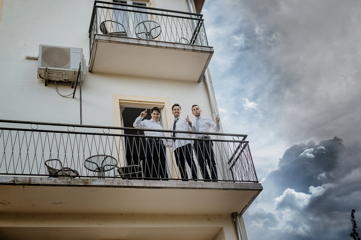 Matrimonio a Villa Delfini di Morsasco (AL) nel Monferrato. Preparazione dello sposo. Sposo e testimoni sul balcone.