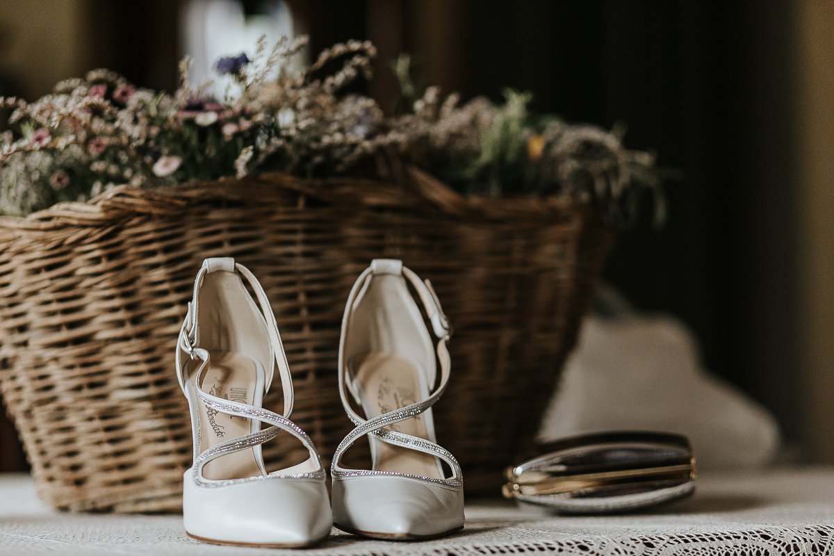 Matrimonio a Villa Delfini di Morsasco (AL) nel Monferrato. Prepara scarpezione dell a sposa.