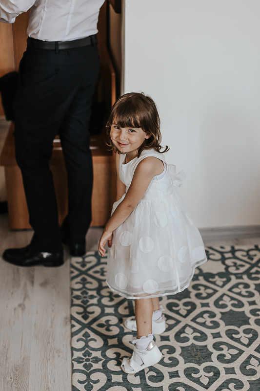 Matrimonio a Villa Delfini di Morsasco (AL) nel Monferrato. Preparazione dello sposo. Bimba