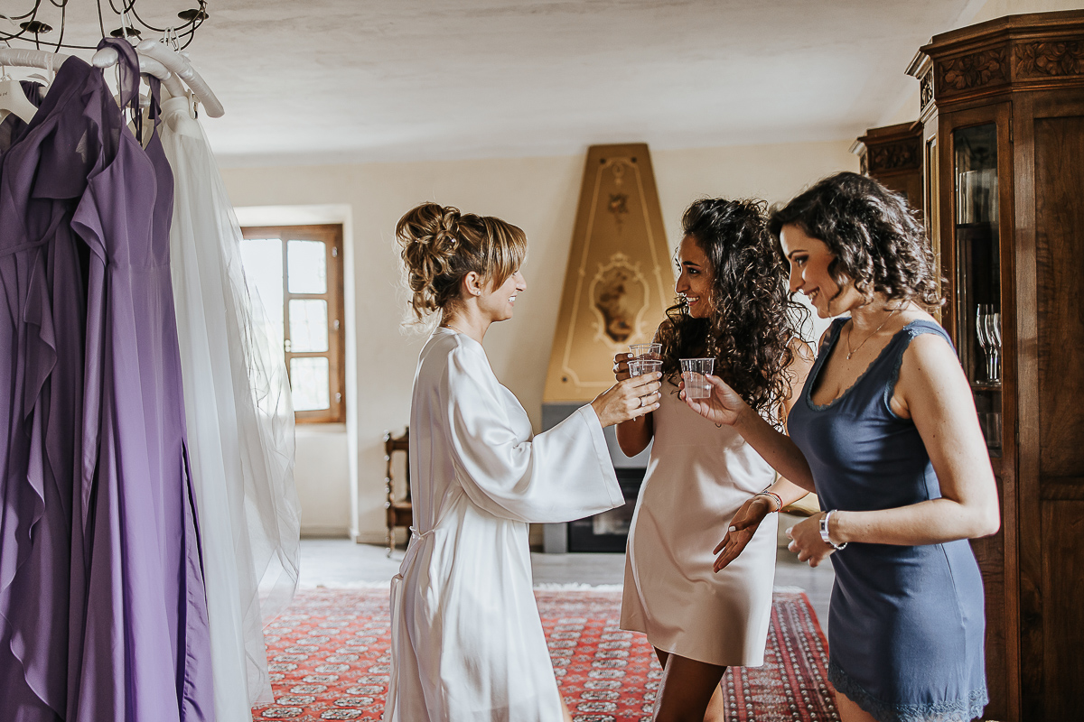 Matrimonio a Villa Delfini di Morsasco (AL) nel Monferrato. Preparazione dell a sposa. Brindisi della sposa con due damigelle