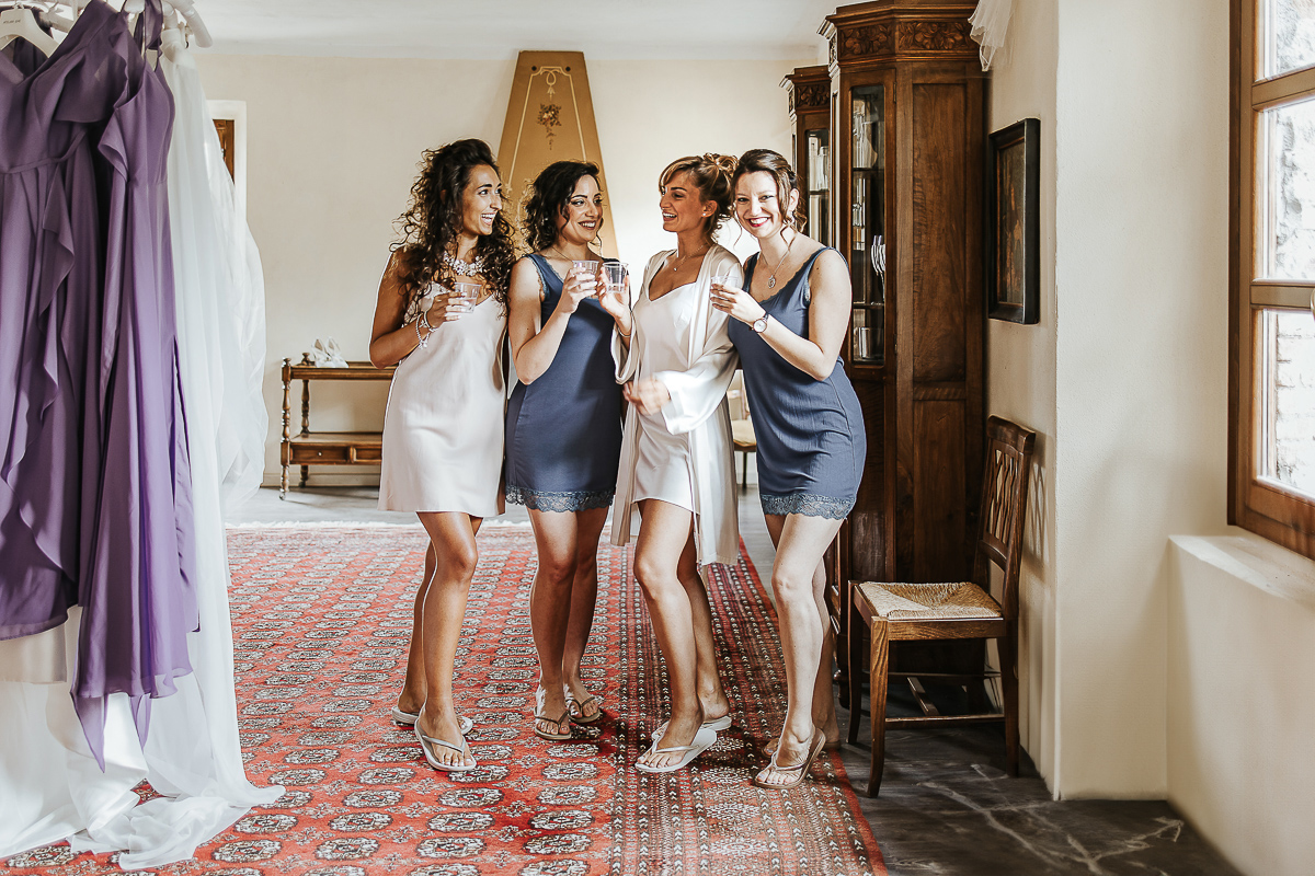 Matrimonio a Villa Delfini di Morsasco (AL) nel Monferrato. Preparazione dell a sposa. Brindisi della sposa con tre damigelle.
