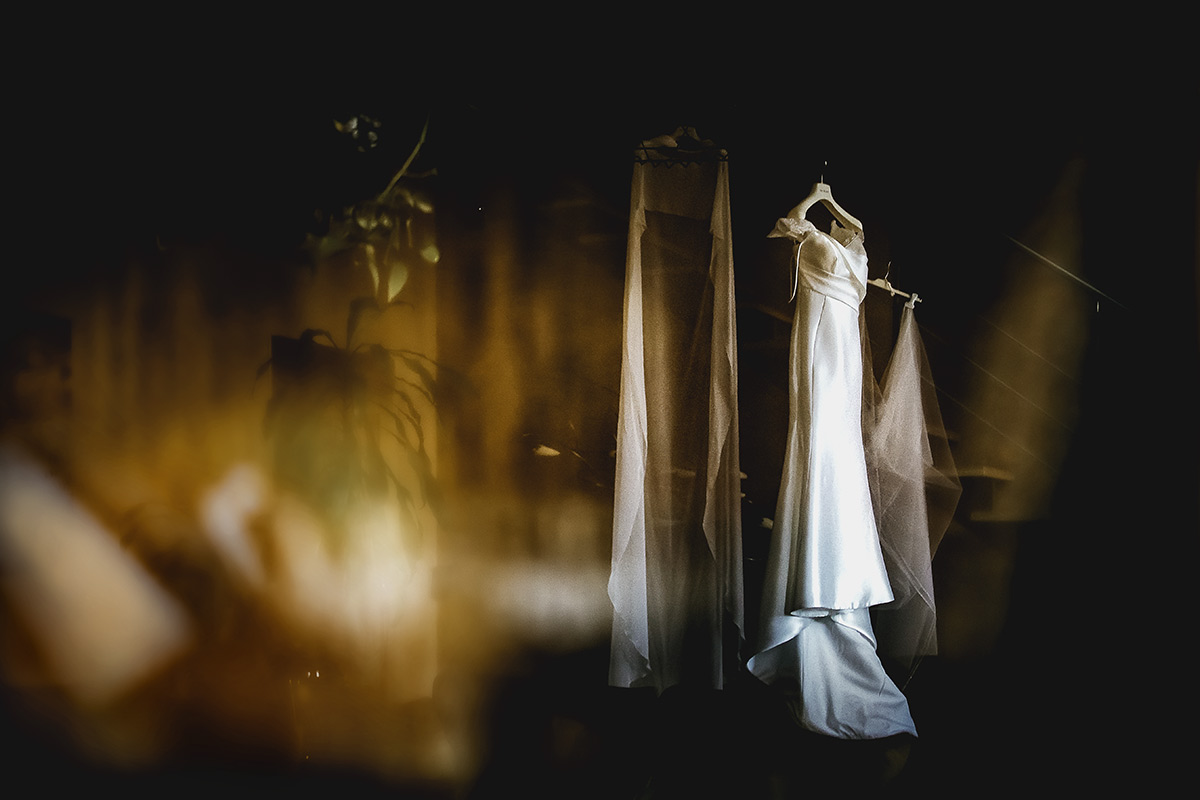 Matrimonio a Torino in un palazzo storico di Piazza Statuto. Preparazione della sposa. Abito
