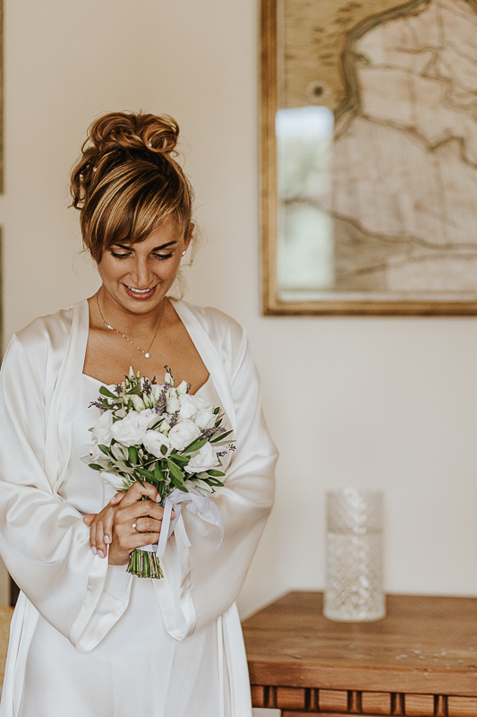 Matrimonio a Villa Delfini di Morsasco (AL) nel Monferrato. Preparazione dell a sposa. Sposa con il bouquet.