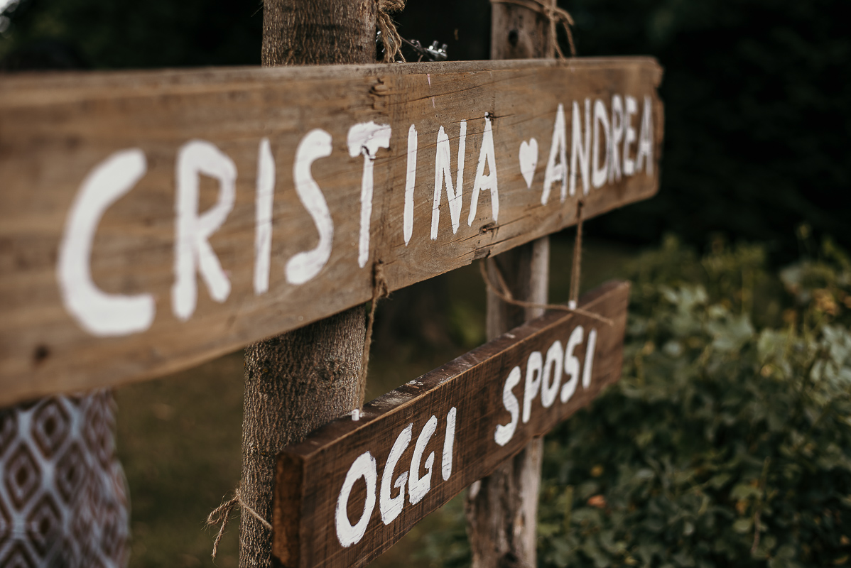 Matrimonio a Villa Delfini di Morsasco (AL) nel Monferrato. Cerimonia. insegna Cristina e Andrea oggi sposi.