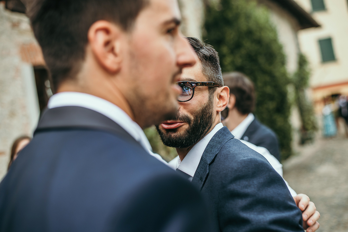 Matrimonio a Villa Delfini di Morsasco (AL) nel Monferrato. Cerimonia. sposo accoglie gli invitati.