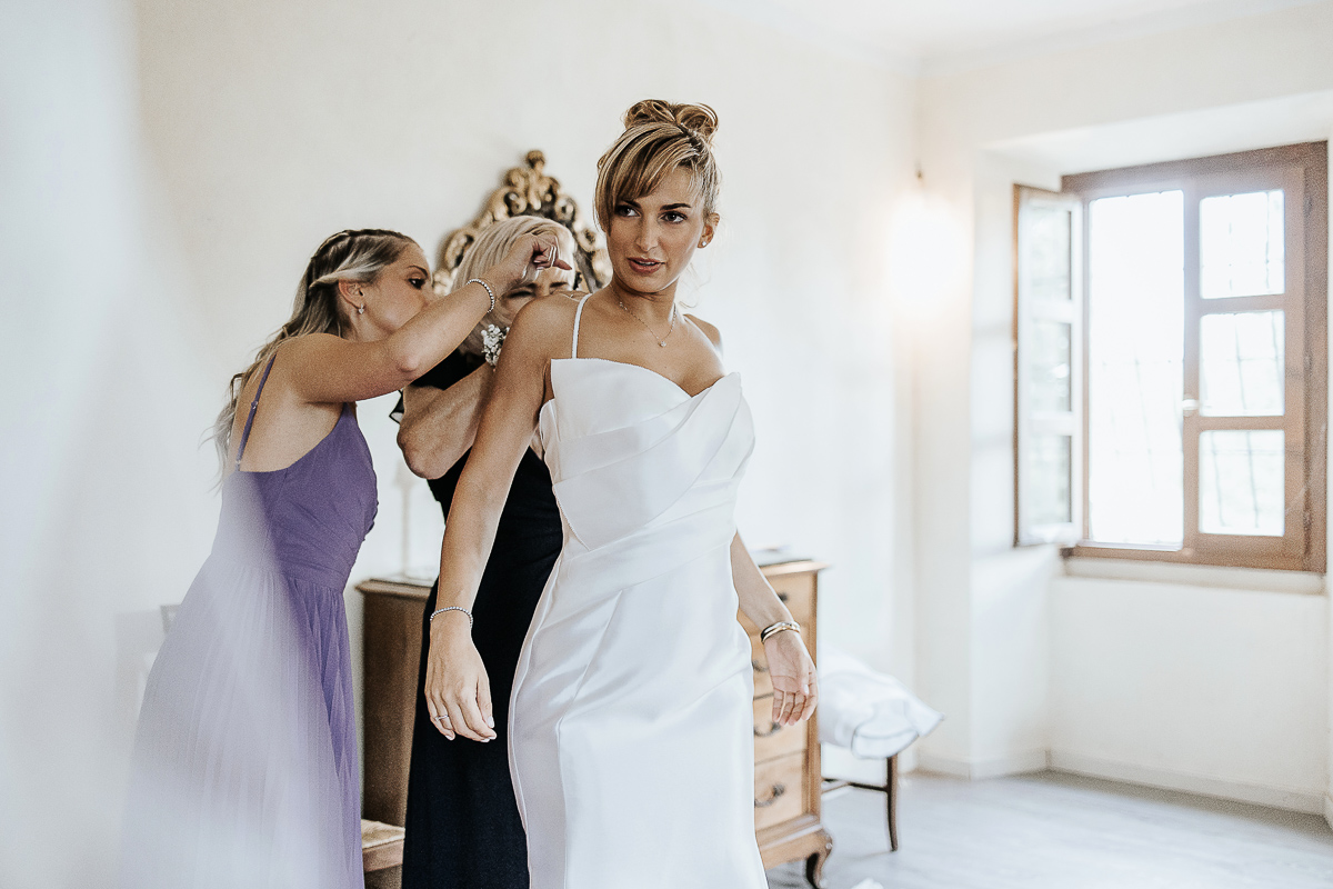 Matrimonio a Villa Delfini di Morsasco (AL) nel Monferrato. Preparazione dell a sposa. Vestizione della sposa.