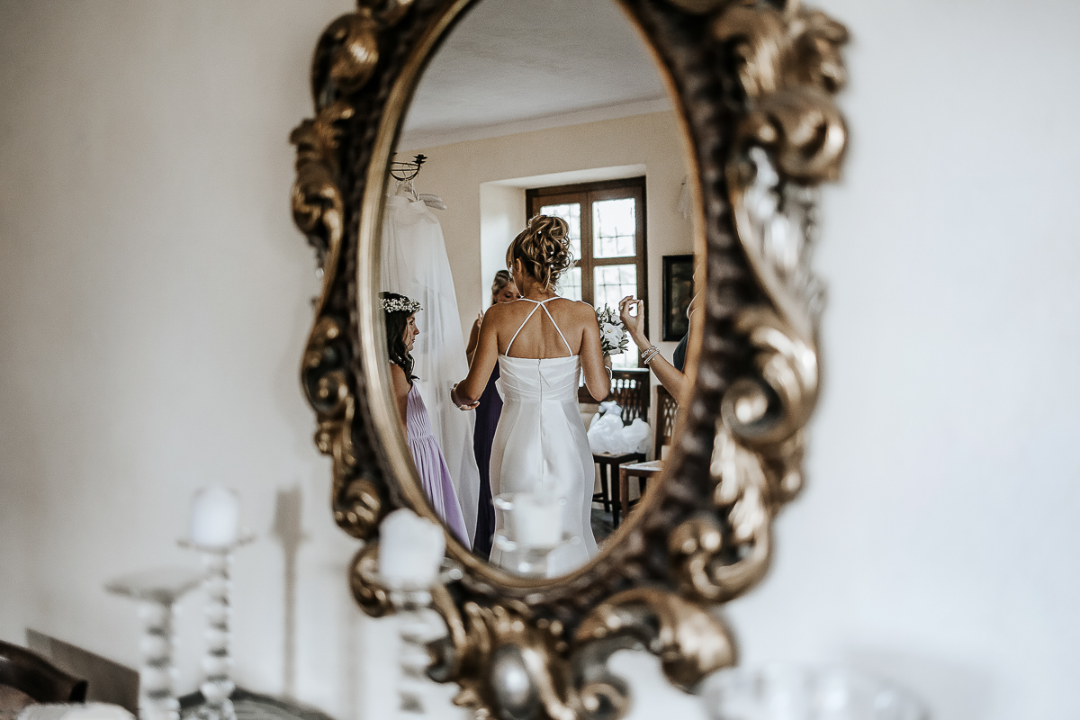 Matrimonio a Villa Delfini di Morsasco (AL) nel Monferrato. Preparazione dell a sposa. Vestizione della sposa allo specchio.