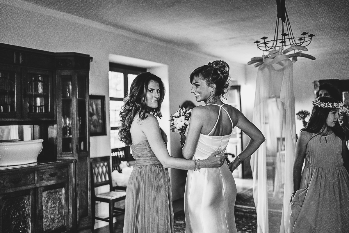 Matrimonio a Villa Delfini di Morsasco (AL) nel Monferrato. Preparazione dell a sposa. Sposa con la testimone.