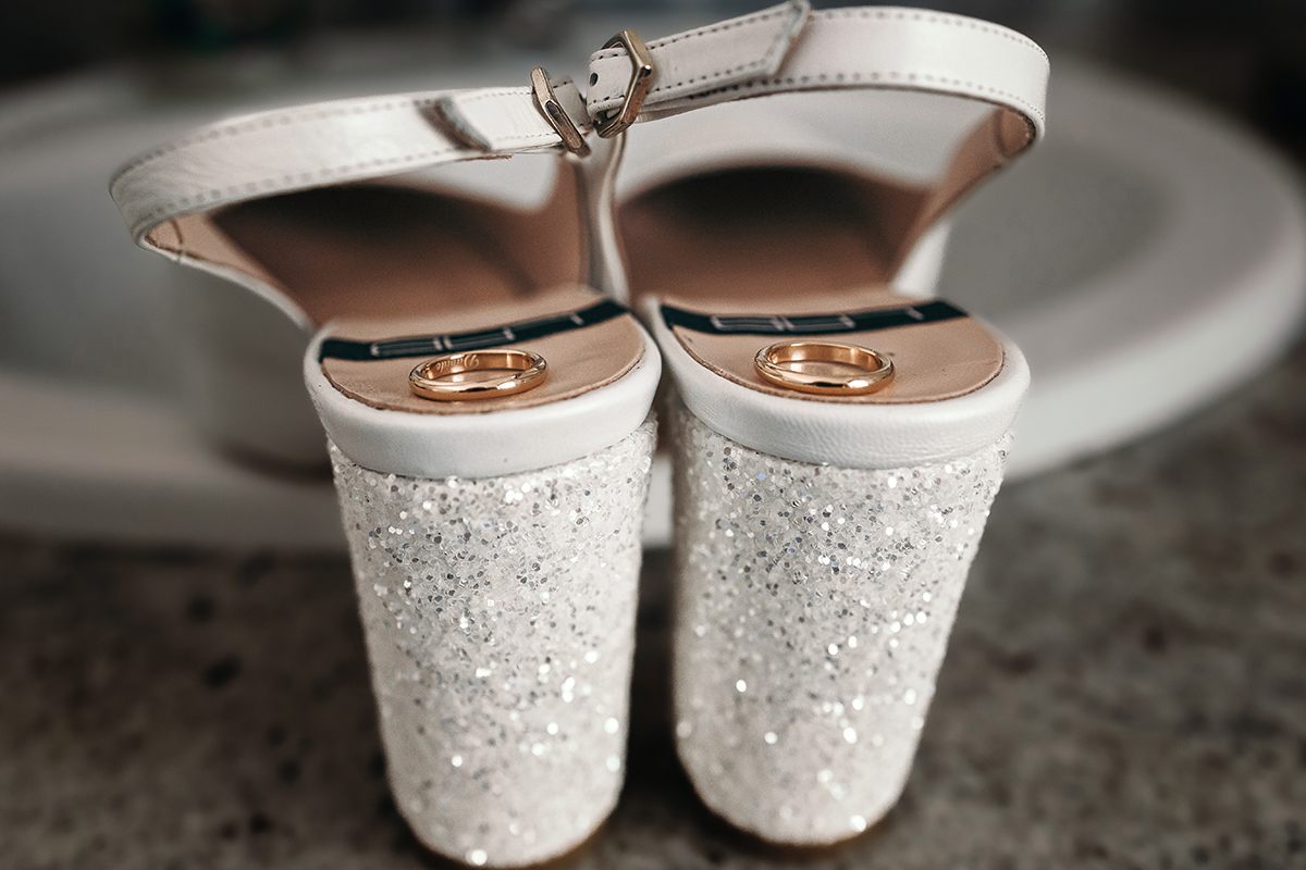 Matrimonio a Villa Fiorita ad Asti. Preparazione della sposa. Scarpe e anelli nuziali