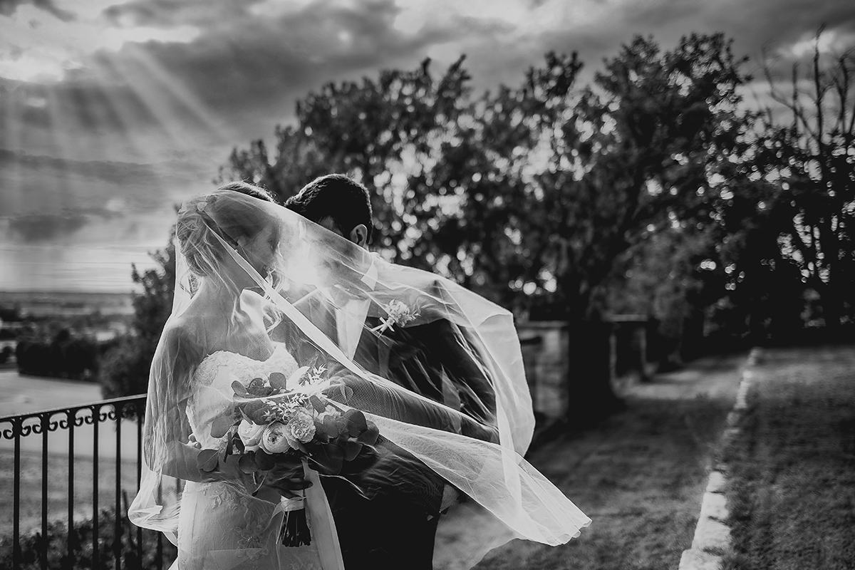 Matrimonio a Villa Fiorita ad Asti. Servizio di coppia.Sposi sotto il velo
