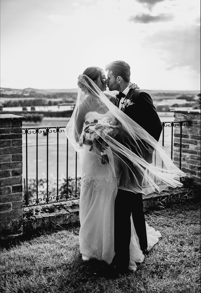 Matrimonio a Villa Fiorita ad Asti. Servizio di coppia.Sposi che si baciano sotto il velo