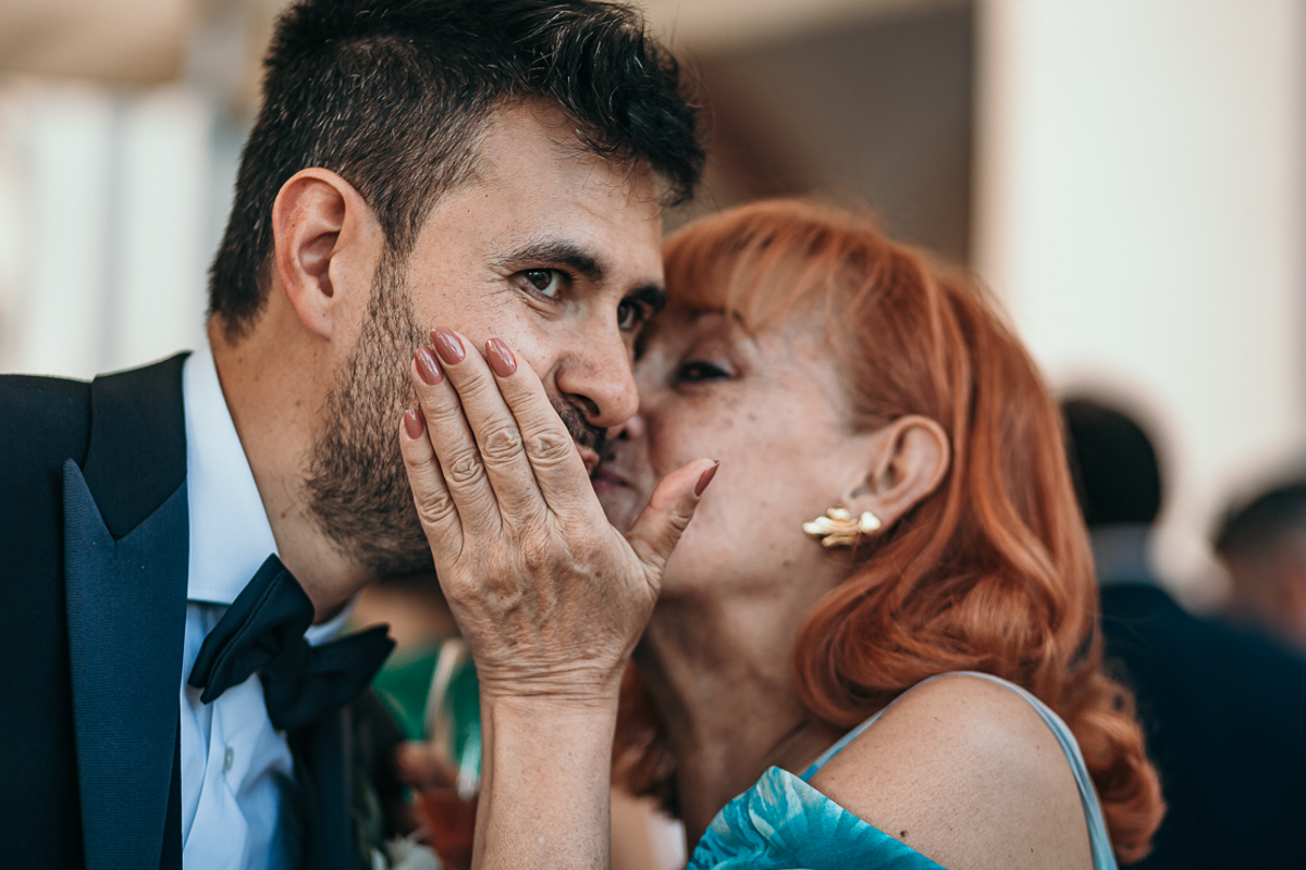Matrimonio a Villa Fiorita ad Asti. Aperitivo. madre che bacia lo sposo
