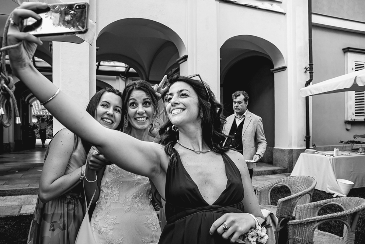 Matrimonio a Villa Fiorita ad Asti. Aperitivo.Selfie della sposa con le amiche