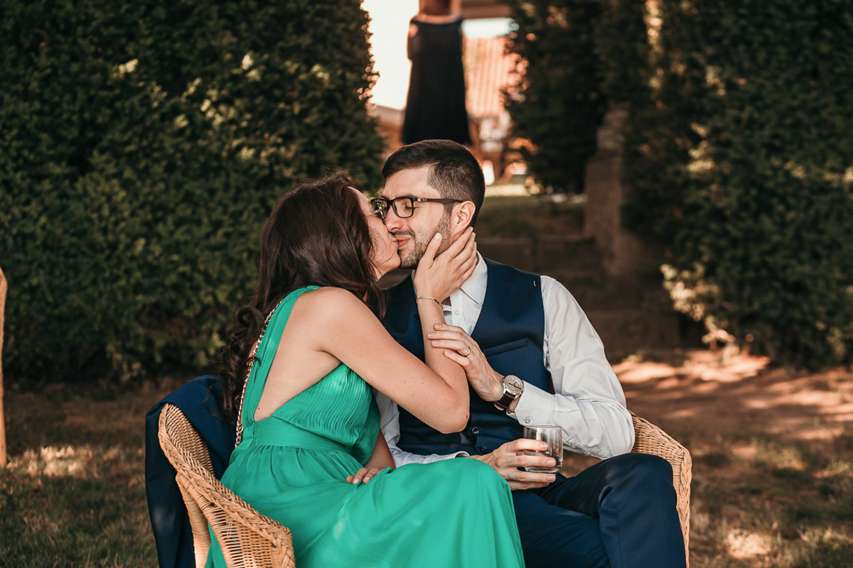 Matrimonio a Villa Fiorita ad Asti. Aperitivo.Invitati che si baciano