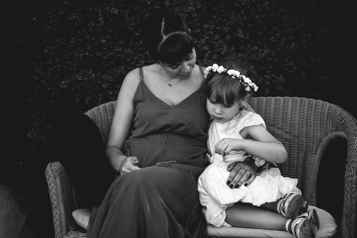 Matrimonio a Villa Fiorita ad Asti. Aperitivo.Sorella della sposa con la figlia.