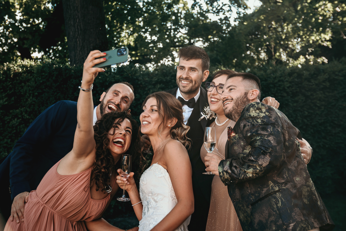 Matrimonio a Villa Fiorita ad Asti. Aperitivo.Selfie di gruppo