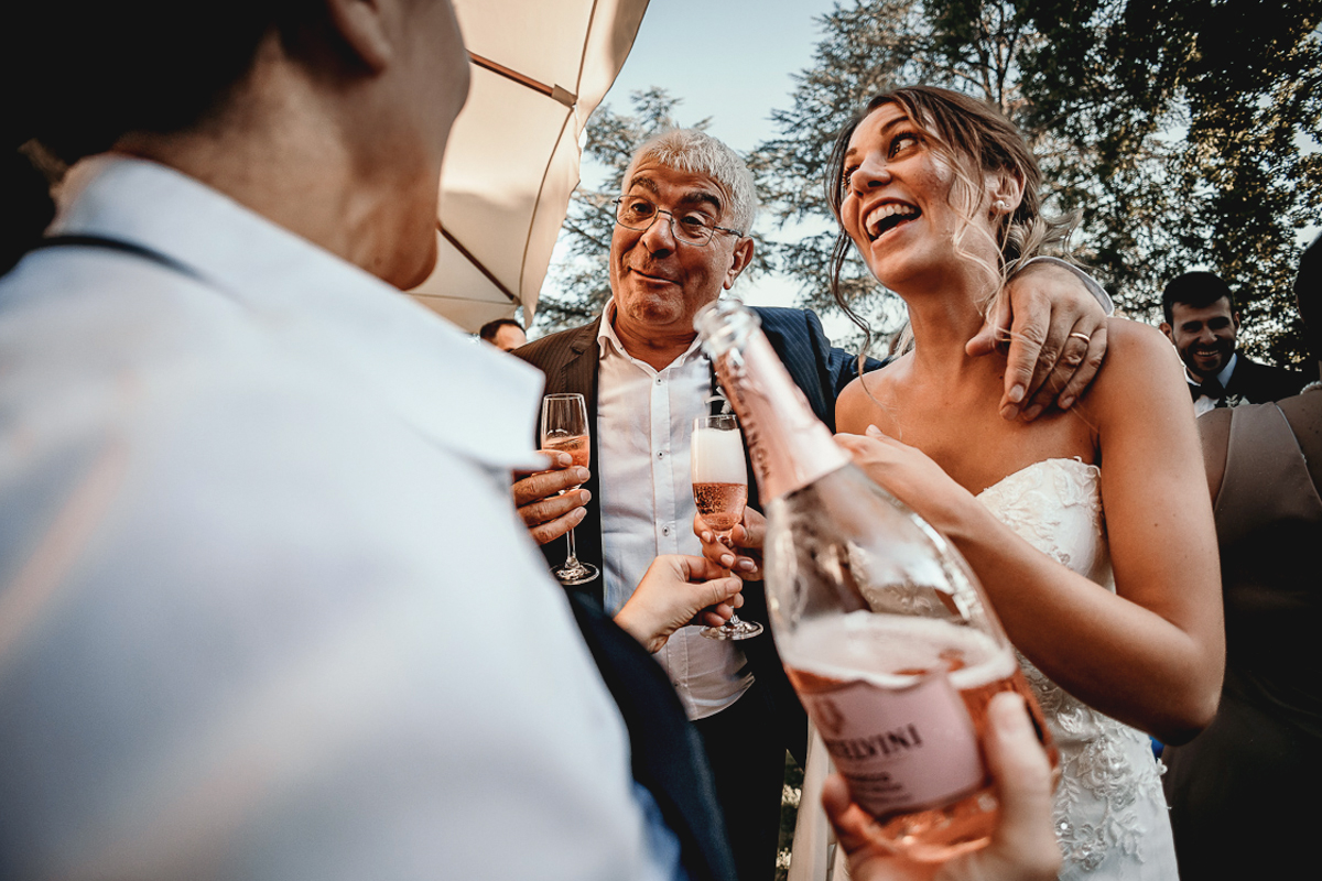Matrimonio a Villa Fiorita ad Asti. Aperitivo.Sposa con il padre