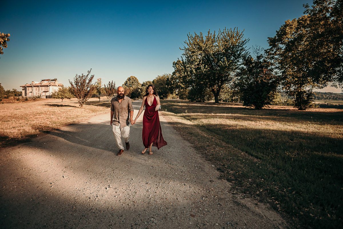 Matrimonio a Villa Fiorita ad Asti. Aperitivo.Coppia di amici che passeggiano
