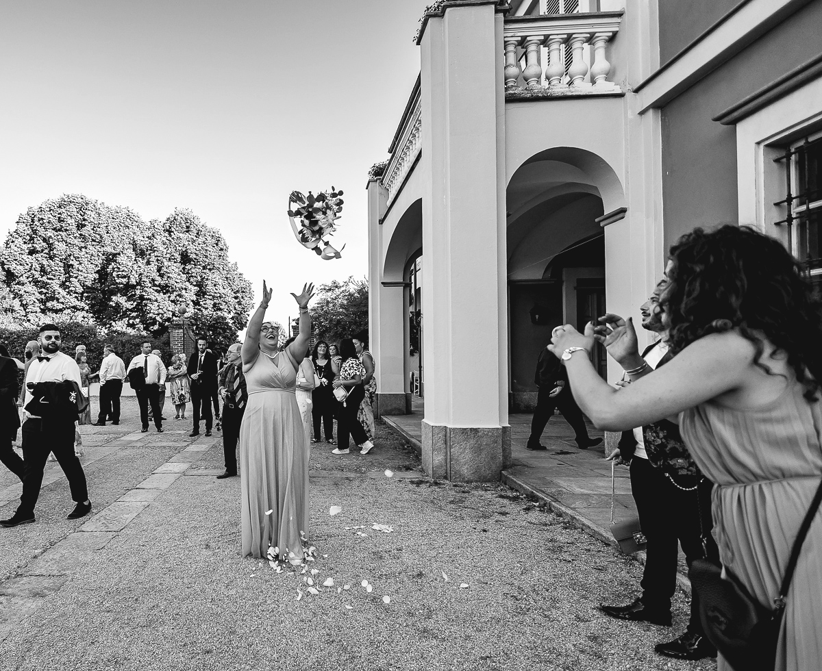 Matrimonio a Villa Fiorita ad Asti. Aperitivo.Lancio del bouquet