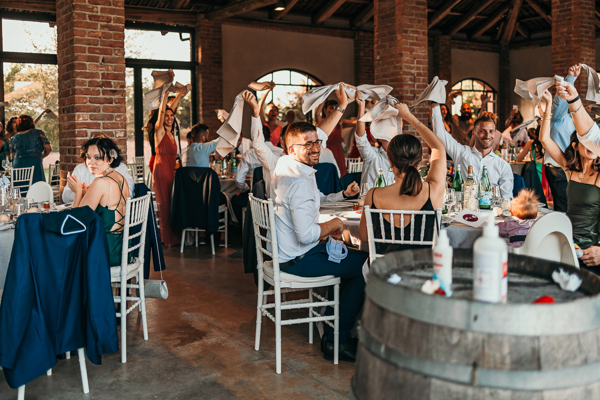 Matrimonio a Villa Fiorita ad Asti. cena. ingresso in sala degli sposi