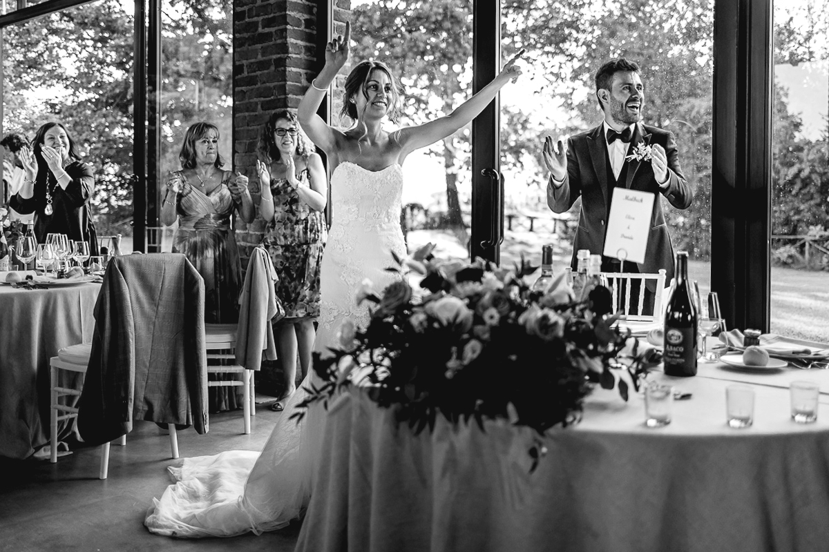 Matrimonio a Villa Fiorita ad Asti. cena. ingresso in sala degli sposi. Sposi arrivati al proprio tavolo